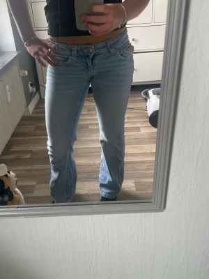Ljusblå bootcut jeans - Säljer ett par ljusblå bootcut jeans. Jeansen har en lätt utsvängd passform och är tillverkade i denim med snygga sömdetaljer. Byxorna är knappt använda då de sitter lite för tight på mig💕