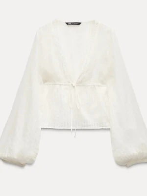 Vit blus med ballongärmar från Zara - Helt ny stilren vit blus från Zara med djup V-ringning, spetsdetaljer längs kanten och knytband. Cremevit färg🩷🩷 