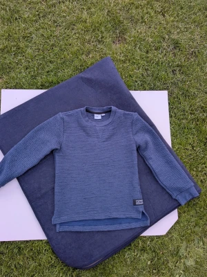 Mörkblå sweatshirt strl 122/128 - Inga fläckar eller hål  Tjocktröja  Tröja Sweater.
