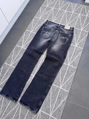 nudie jeans low slim jim  - Nudie jeans rare vintage low slim jim lite bootcut. w31/32. Mått fixas privat. Skickas inom 24 timmar. Najs worn in jeans med fades o allt. Riktigt archive o ja