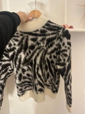 Zebra stickad tröja  -  Superfin zebra stickad tröja från H&M i fint skick.  Knappt använd. 