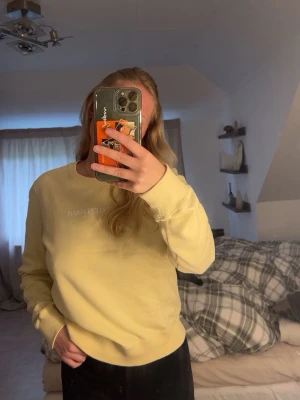 Calvin Klein  - En jätte fin tröja från Calvin Klein, tycker den är lite liten på mig och därav säljer jag. Men bara testad nån gång 