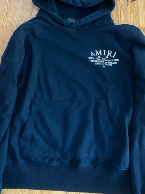 Amlri Hoodie - En svart Amlri hoodie i storlek S men passar XS också. Pris kan diskuteras 