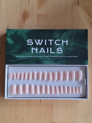Switch Nails Outline French - Använda Switch Nails i formen Almond Short. Modellen/färgen heter Outline French. OBS! En nagel i storlek 3 och 5 är skadade i nedre vänster hörn. Fel låda tyvärr, står French Ombre på lådan.