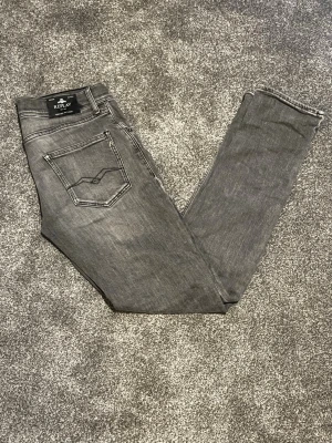 Mörk Gråa faded slim jeans  från Replay passar 15 åringar  - Snygga grå jeans från Replay med klassisk femficksdesign och coola sömmar på bakfickan. Jeansen har en smal passform och är tillverkade i mjukt denimtyg som ger en skön känsla. Perfekta för dig som gillar en stilren och modern look. Och har en perfekt slemhet för både skönhet och snygghet. Dessa jeans passar olika tonåringar mellan 14 och 16,  så dessa jeans passar till någon som är ca 160 till 175 cm lång. Vid minsta intresse var. Vänligen att meddela om frågor. Med vänliga hälsningar Eric