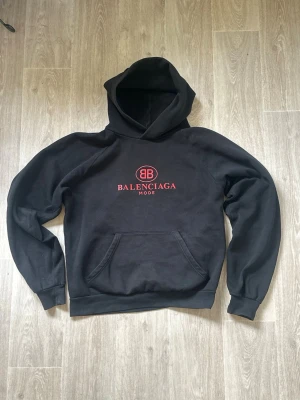 Balenciaga mode hoodie - Balenciaga mode hoodie. Storlek m tts. Hör av er kring frågor.