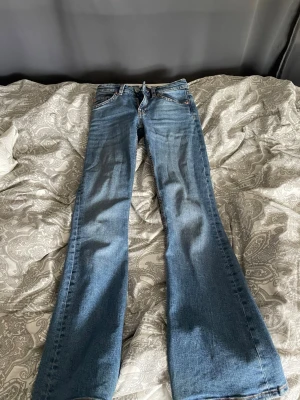 Blå bootcut jeans från lager 157 - Ett par blåa bootcut jeans i storleken xxs short från lager 157. I bra skick utan skavanker.