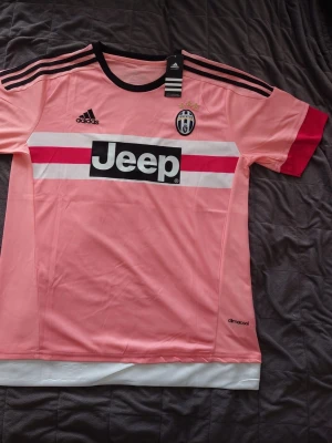 Juventus borta tröja 15/16 #10 Pogba - Hej! Säljer nu denna sällsynta tröja frpn 15/16 säsongen med Pogba på ryggen. Om det är något du funderar över är det bara att skriva till mig privat!