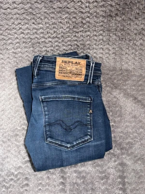 Replay jeans.  - Säljer dessa sjukt snygga replay anbass jeans med en jätte snygg fade vid fickan i storlek 29, skriv om frågor😊