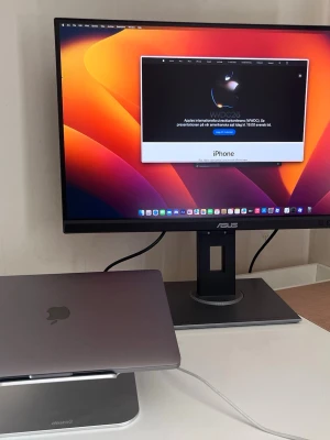 MacBook Pro 13-tum 2017 Space Gray - Datorn fungerar fullt ut med extern skärm och kan användas som en stationär Mac i clamshell-läge. Den startar snabbt, är stabil i drift och passar utmärkt för studier, kontorsarbete, surfning, media eller som hemmaserver.  Den inbyggda skärmen fungerar däremot inte, vilket återspeglas i priset.  Spec: • MacBook Pro 13” (2017) • Intel i5 • 8 GB RAM • 128 GB 