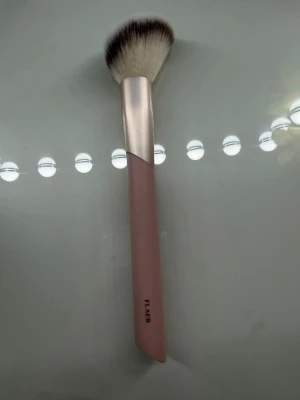 Sminkborste Flaer - 201 Angled cheek brush. Helt ny, säljer då jag har dubbletter. Ligger uppe en till borste på min profil ifall man vill göra en bundle☺️
