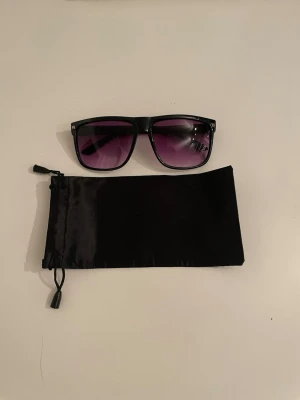 R@yban liknande solglasögon - Tjena! Säljer nu dessa feta solglasögonen. Dem är nästan identiska med Rayban, form, färg och kvalité. Enda skillnaden är att dessa inte har någon Rayban logga, vilket är det man betalar för annars. Skicka ett pm vid intresse, skicka bud.