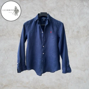 Ralph Lauren linne skjorta blå storlek XS/S - Polo Ralph Lauren skjorta blå färg, strl 14-16 motsvarar XS/S. Tillverkad av 100 % linne, ett extremt slitstarkt material som andas, temperaturreglerar och motverkar dålig lukt. Linne blir bara mjukare och snyggare ju mer det tvättas och används passar perfekt för sommaren! Skick 8/10 lite.  Hör av dig för mått!                                                                         ~ Nypris ca 1500–2500 kr | Mitt pris 599 kr. Alla följare får rabatt, så följ!