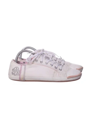 Vita låga sneakers från Replay - Snygga vita sneakers från replay med rosa detaljer och broderad logga på sidan. Skorna har lågt skaft, vita snören och metallfärgade öljetter. Insidan har ett mönster med stjärnor och materialet är textil med gummisula. Smutsiga och använda, köpt för 999.