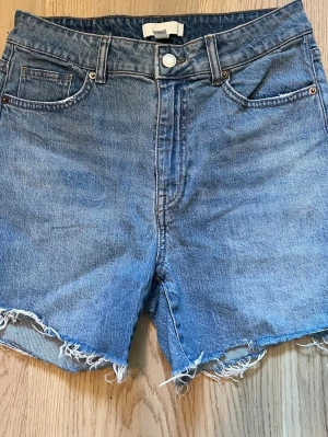 Jeansshorts - Jeansshorts från HM i storlek 38.
