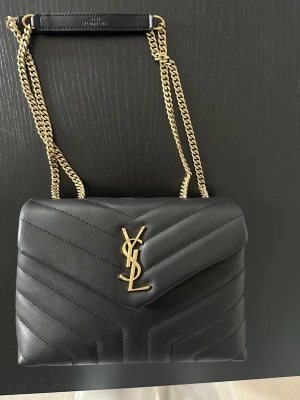 Ysl bag - Säljer en jättefin ysl väska ja fick i present. Säljer för 7000kr. Fick inte med något kvitto men har med dustbag. Finns även serienummer på sista bilden. Inga defekter alls på den. 