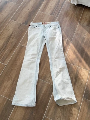 Hollister lågmidjade vintage jeans  - Storlek 5R ~ S regular. Rakt över midjemått: 38cm. Innebenslängd: 80cm. Jeansen har flera små fläckar (försöker visa så gott jag kan på bilderna) - därav priset. Frakt 24h. 