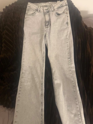 Straight gråa jeans  - Jätte fina aldrig använt, skriv för fler bilder 