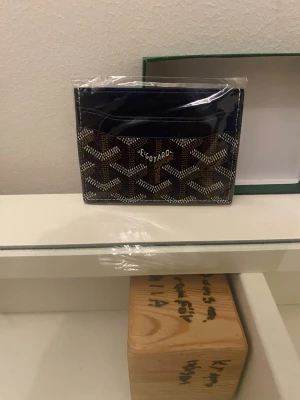 Nevy blå plånbok - Nevy blå plånbok, oöppnat med kartongen och allt som kommer med den. Har två stycken just nu och det är en hög efterfråga. Pris kan diskuteras!