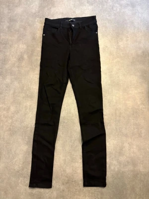 Svarta skinny jeans från BikBok - Nya, svarta jeans från BikBok. Fickor fram och bak. Dragkedja och en knapp att stänga med. Stretch i. Modell JP Alexia