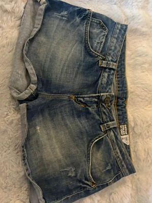 Blå denimshorts  - Blå jeansshorts i storlek 38. Lågmidjade och ganska korta, supersnygga💕💕