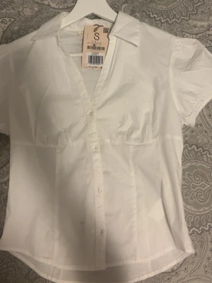 Vit kortärmad blus - Kortärmad blus från Stradivarius. Helt ny lappar kvar storlek S