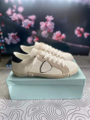 Philippe modell skor - Säljer dessa riktigt snygga vita sneakers i storlek 43! ⭐️Perfekta nu till sommaren! ⛱️Köpta från Vinted och säljer dem då dem var lite för små! ⚜️Hör av er ifall ni har några frågor!