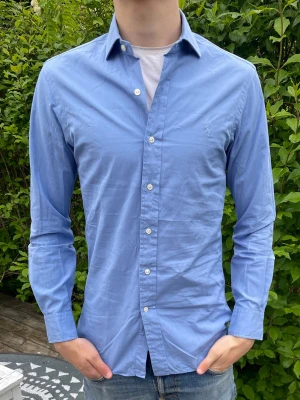 Ralph lauren skjorta  - Säljer nu en tvär fet raffe skjorta i storlek S! Skön färg och perfekt inför sommaren☀️🌞! Hör av er vid minsta lilla fundering! 