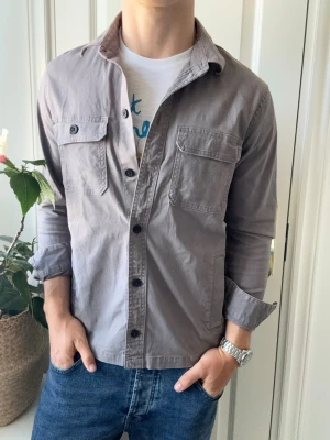 Hollister overshirt  - Hollister overshirt, Inga defekter! Modellen i bilderna är 180 cm 75 kg och bär Storlek S , Kom med frågor! 🌟 (Kan gå ned i pris vid köp av paket 😉) 