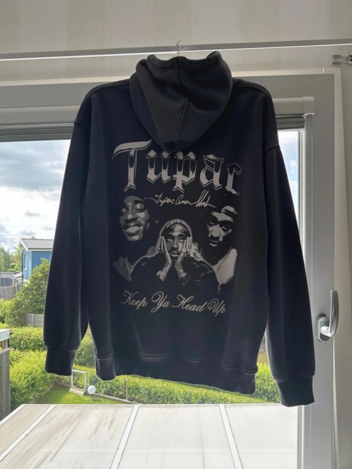 Svart Tupac hoodie med tryck - 1