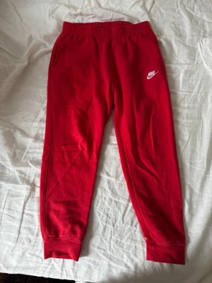 Röda mjukisbyxor från Nike - Röd mjukis byxa från Nike, tidigare köpt från Footlocker.