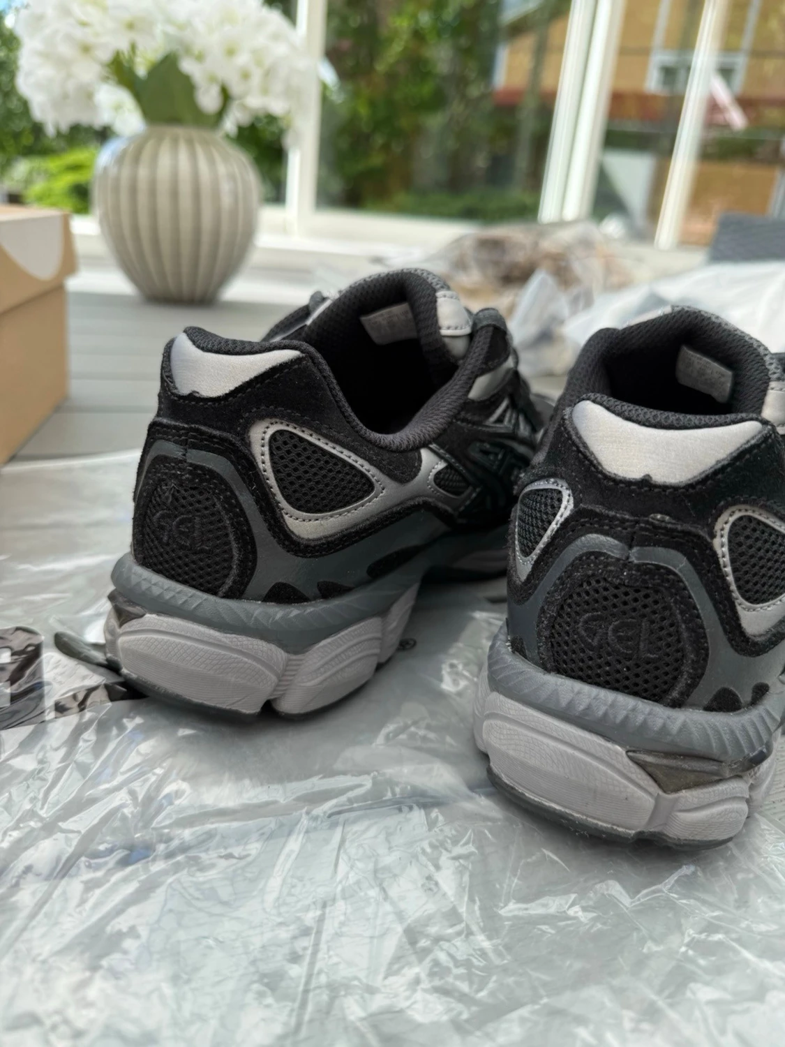 Svarta ASICS sneakers med silverdetaljer - 4