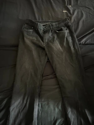 Gråa baggy jeans  - Inga defekter. Mina standard mått: midja 35-38 innerben 80-85 cm. 