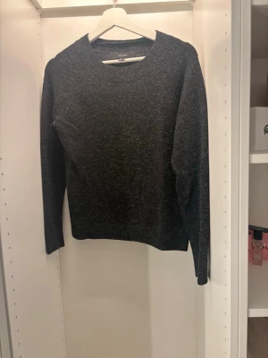 Vero Moda stickad tröja  - Svart stickad från vero Moda, har blivit använd men finns inga tecken på det, väldigt bra skick 