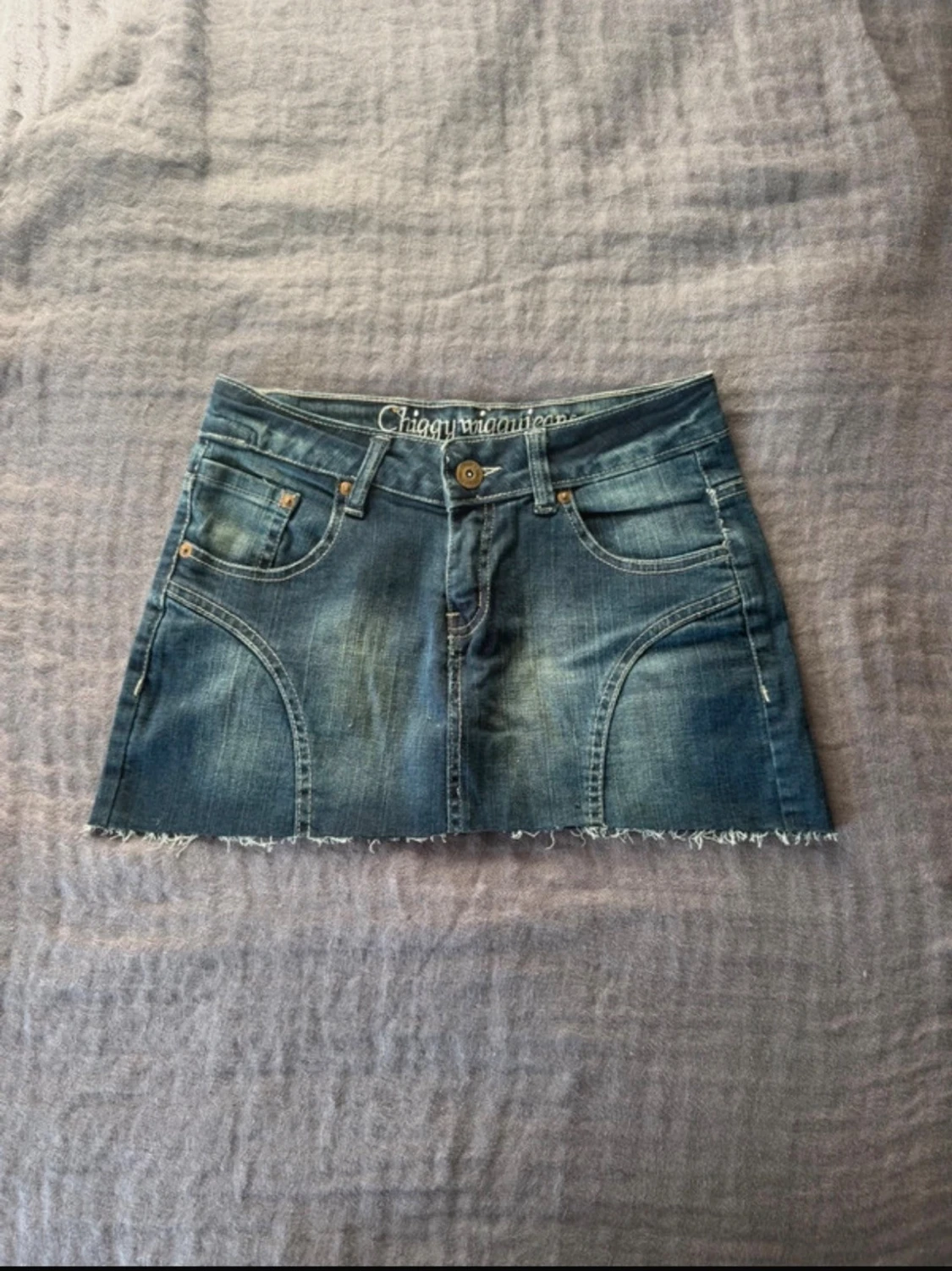 Blå lågmidjad jeanskjol
