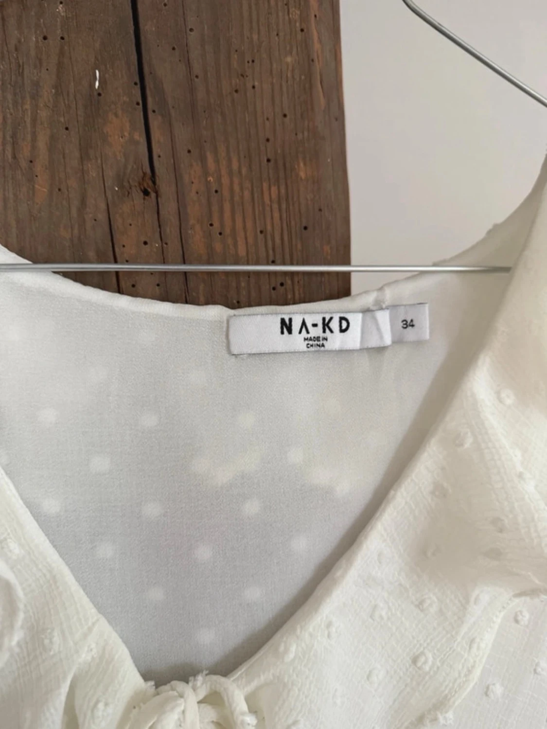 Vit blus med volang från NA-KD - 3