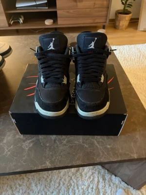 JORDAN 4 black canvas kvitto - Kvitto finns Box finns  Köpta på GOAT 2022 och har inte använts dem senaste 2-3 åren. Finns det frågor eller man vill ha ”mail kvitto” är det bara att skriva.