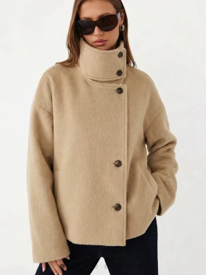 Snygg beige kappa! - Säljer denna jättesnygga kappan! Perfekt nu inför höst och vinter. Den är ändast använd ett fåtal gånger och är inprincip ny. Nypris: 893 kr men säljer då den var för stor för mig. 