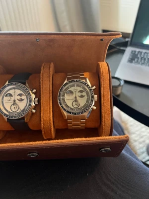 Moddad Omega moonswatch mission to earthphase - Detta är en omega x swatch Moonswatch mission to earthphase som är modifierad med en metallboett och metallarmband inspirerat av omega speedmaster. Perfekt för dig som vill ha en moonswatch men tycker att det känns fjantigt med en plastklocka eller drömmer om en speedmaster. Den har en skön tyngd och är byggd på korrekt sätt med delar av hög kvalitet. 42mm stor. Låda, original boett och extra länkar följer med. Skriv om du har några frågor! Kan mötas upp i Nacka/stockholm om det är intressant.