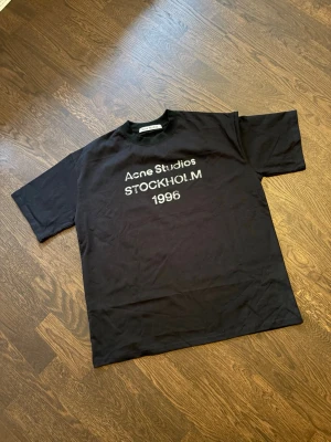 Svart acne studios t shirt - En svart acne studios T-shirt. Knappast använd. Priset är ej hugget i sten! 