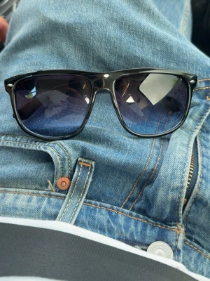 Rayban lookalike  - Hej! Jag säljer dessa glasögon som liknar RayBans (produkten är ej av RayBan) säljer för endast 99kr ihop om en snabb och smidig affär! Väldigt snygga och stilrena glajjor till sommaren, funkar som present eller för eget syfte. Fraktar oftast samma dag som köpet görs! Har du frågor? Tveka inte, jag svarar på det mesta!👍🙌🤝
