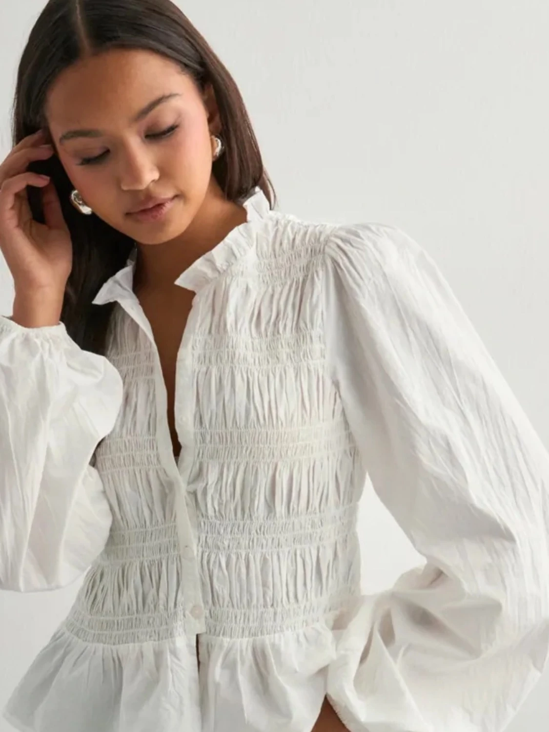 Vit blus med puffärm och smock - 1
