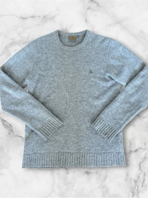 Carthartt Crewneck - Säljer nu denna riktigt feta stickade tröjan från carthartt i en härlig ljusgrå färg och najs passform. Pris kan diskuteras vid snabb affär😊