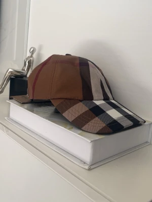 Búrbery keps  - En Burberry keps, har Alldrig andvänds fraktas snabbt efter köpes görs inget annat vet jag om kepsen allt som ni ser i bilden kommer med tags och ingen dustbag tyvärr 