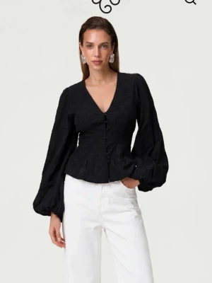 Svart blus med puffärmar och v-ringning - Den är helt ny jag råka beställa fel stolek och glömde av att lämna tillbaka den har bara provat den 1 gång 
