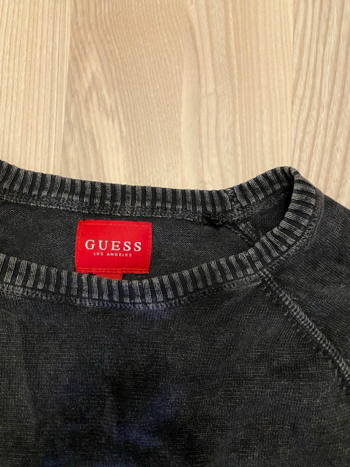 Svart sweatshirt från Guess - 2
