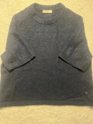 Gina Tricot Stickad T-shirt - Säljer denna då den ej används. Är lite nopprig, men är annars i gott skick. Kom privat för fler frågor💕