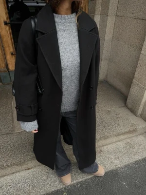 Lång trench coat - Superfin och mysig kappa från Nelly! Köpte 2024, men har aldrig använt den. Modellen bär storlek XS, skulle säga att det en motsvarar S. Nypris: 999kr