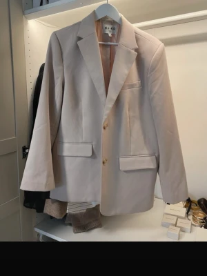 Beige oversized kavaj från NA-KD - Jätte fin beige kavaj från NA-KD perfekt för sommaren 