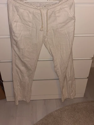Lågmidjade Roxy linnebyxor! - Lågmidjade vita Roxy linnebyxor i jättebra skick, säljer pga attde blivit för små! Inga slitningar eller tecken på något sånt. Perfekta inför sommaren! Köpta för 500kr🙌 PRISTER GÅR ATT DISKUTERA